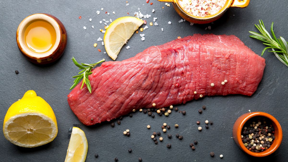 Przechowywanie mięsa w odpowiedni sposób decyduje o jego przydatności do spożycia