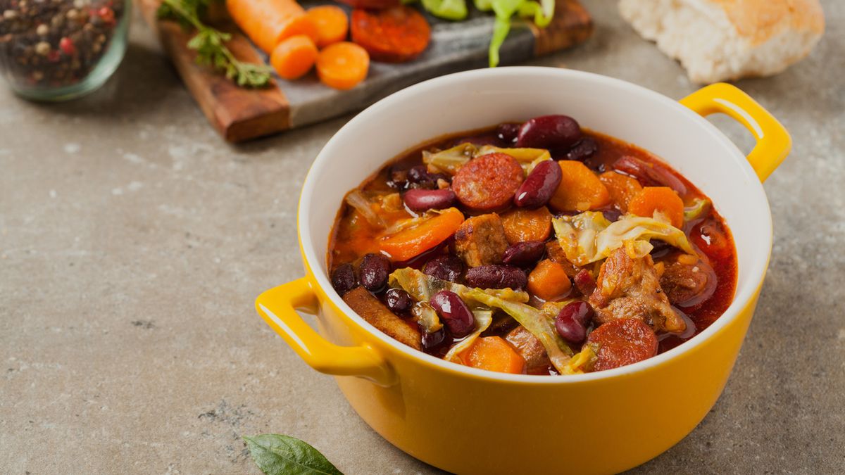 Chłopski garnek to rodzaj gulaszu z warzyw i mięsa.