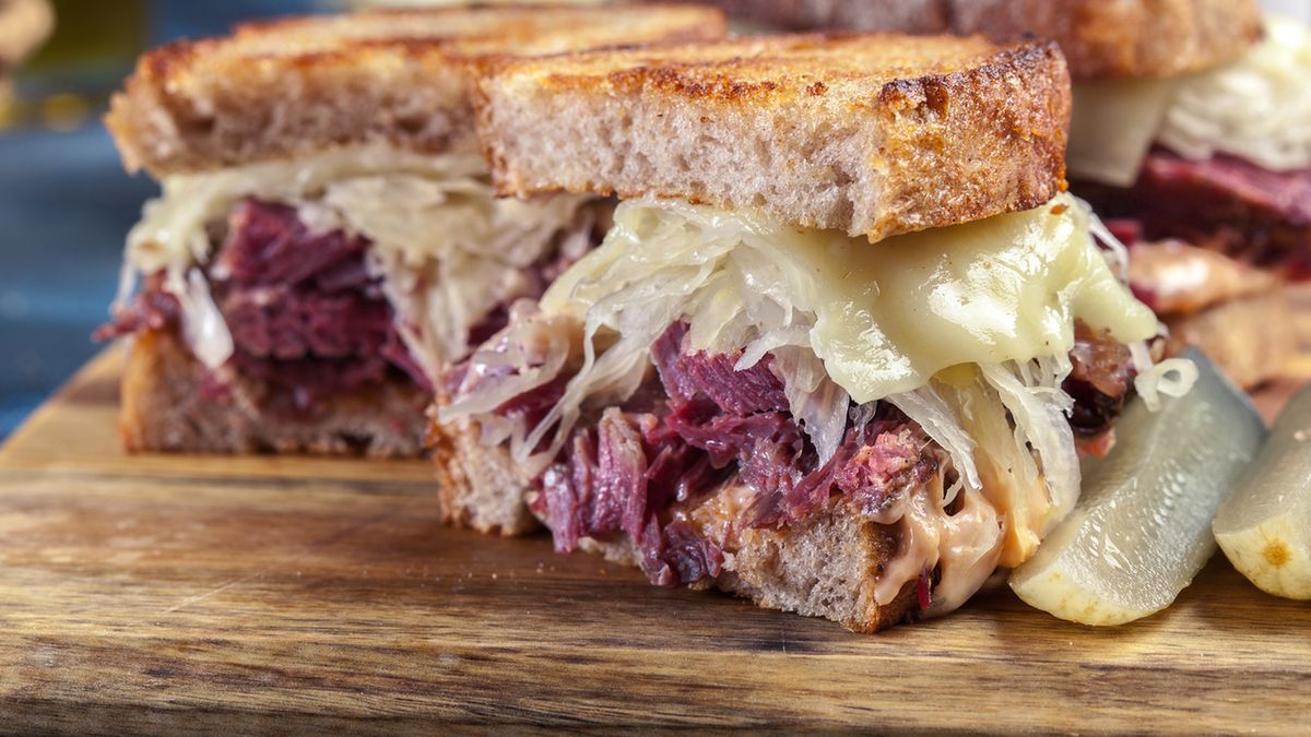 Pastrami tradycyjnie wytwarza się z wołowiny.