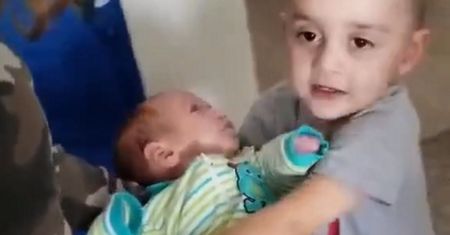 Matka wrzuciła film do sieci. "Biedne dziecko może zostać skrzywdzone"