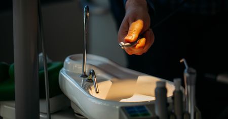 Wyrywał te same zęby po kilka razy. 3883 oszustw stomatologa