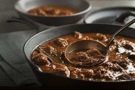 Wołowina po burgundzku – przepis, kalorie i wartości odżywcze