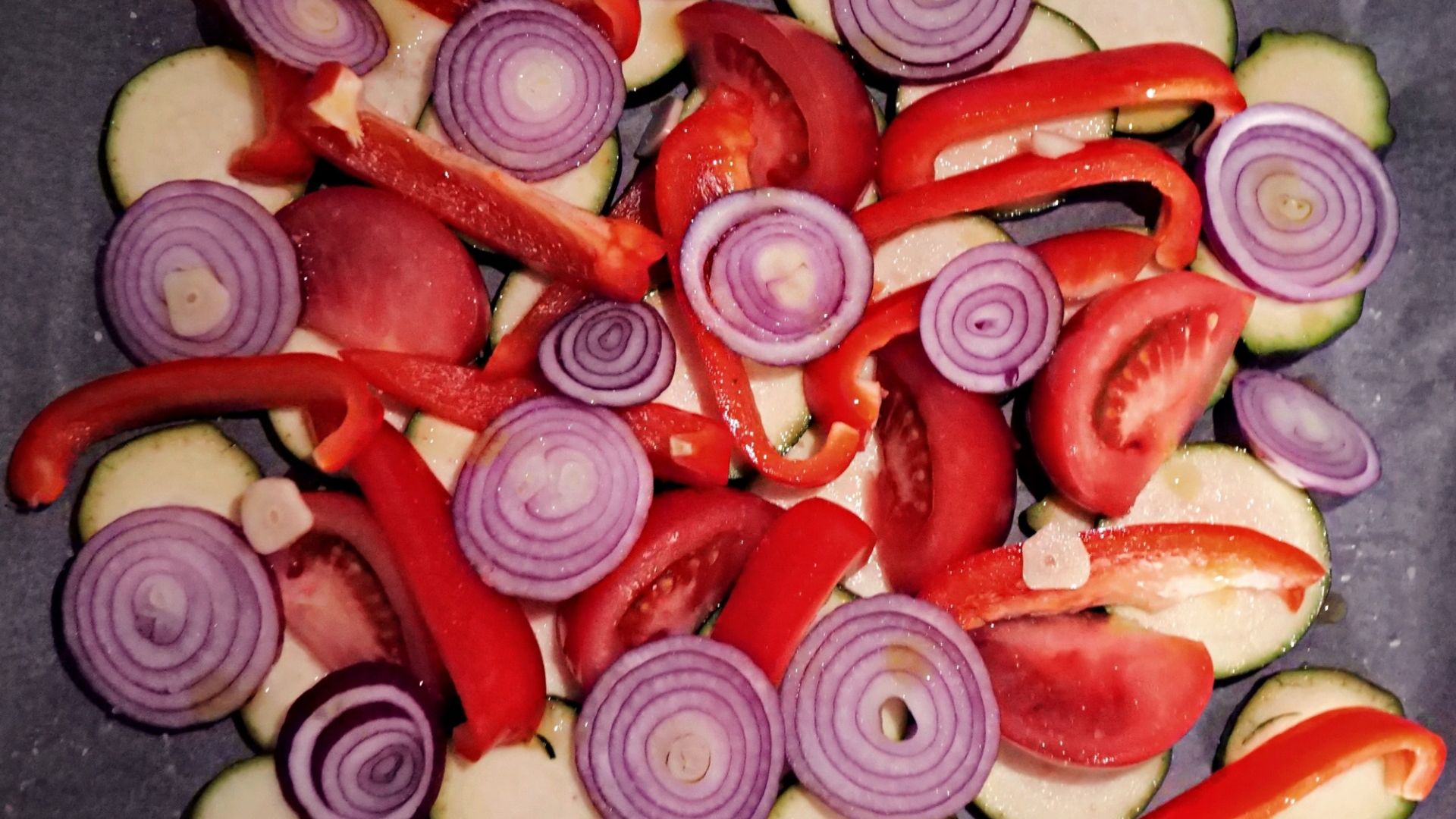 Pieczony czosnek jest znacznie łagodniejszy dla żołądka, dlatego można zjeść go więcej bez ryzyka podrażnienia.