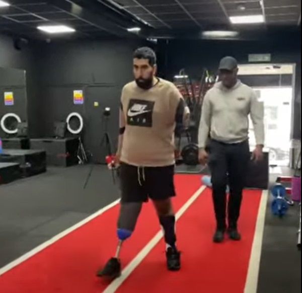 Junaid Ahmed walczy o odzyskanie sprawności. Przez sepsę lekarze amputowali mu lewą rękę i prawą nogę poniżej kolana 