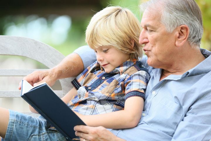 Dziadkowie pełnią ważną rolę w życiu dziecka, ale musi być ona sprawowana mądrze 
