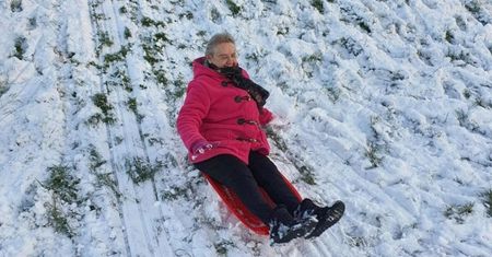 Babcia na sankach. 80-latka udowadnia, że wiek to tylko liczba