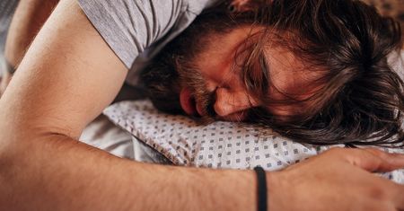 Początkowy objaw. Zauważysz przy alkoholowym stłuszczeniu wątroby