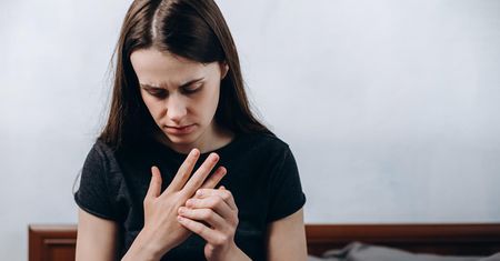 Dlaczego drętwieją nam ręce i nogi w nocy? Sprawdź, co może oznaczać ten objaw