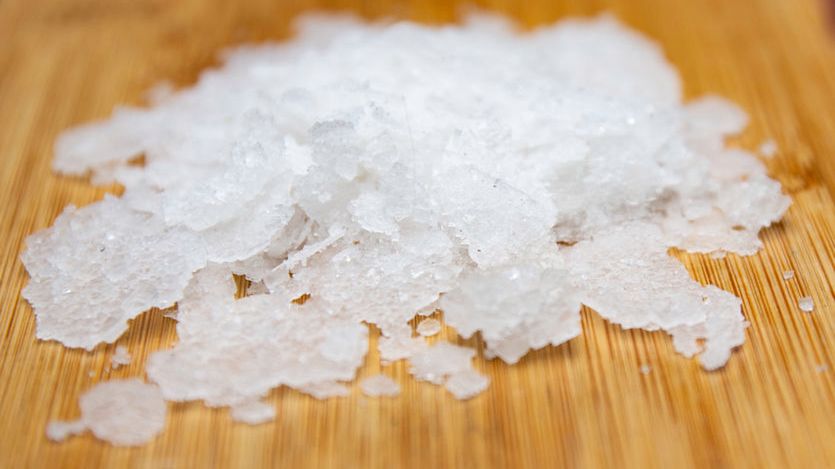 Chlorek sodu to substancja kojarzona głównie z solą kuchenną, którą tworzy z dodatkiem innych związków i składników.