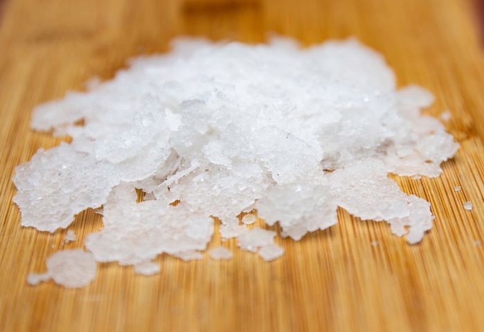 Chlorek sodu to substancja kojarzona głównie z solą kuchenną, którą tworzy z dodatkiem innych związków i składników.