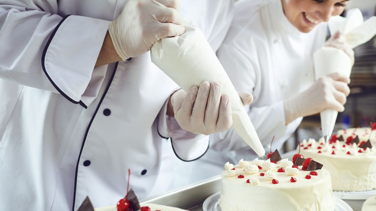 Śmietanowiec to niezwykle delikatne i lekkie ciasto.