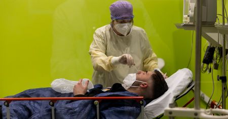 Pirola gorszy niż Eris. Na te objawy COVID-19 zwróć uwagę