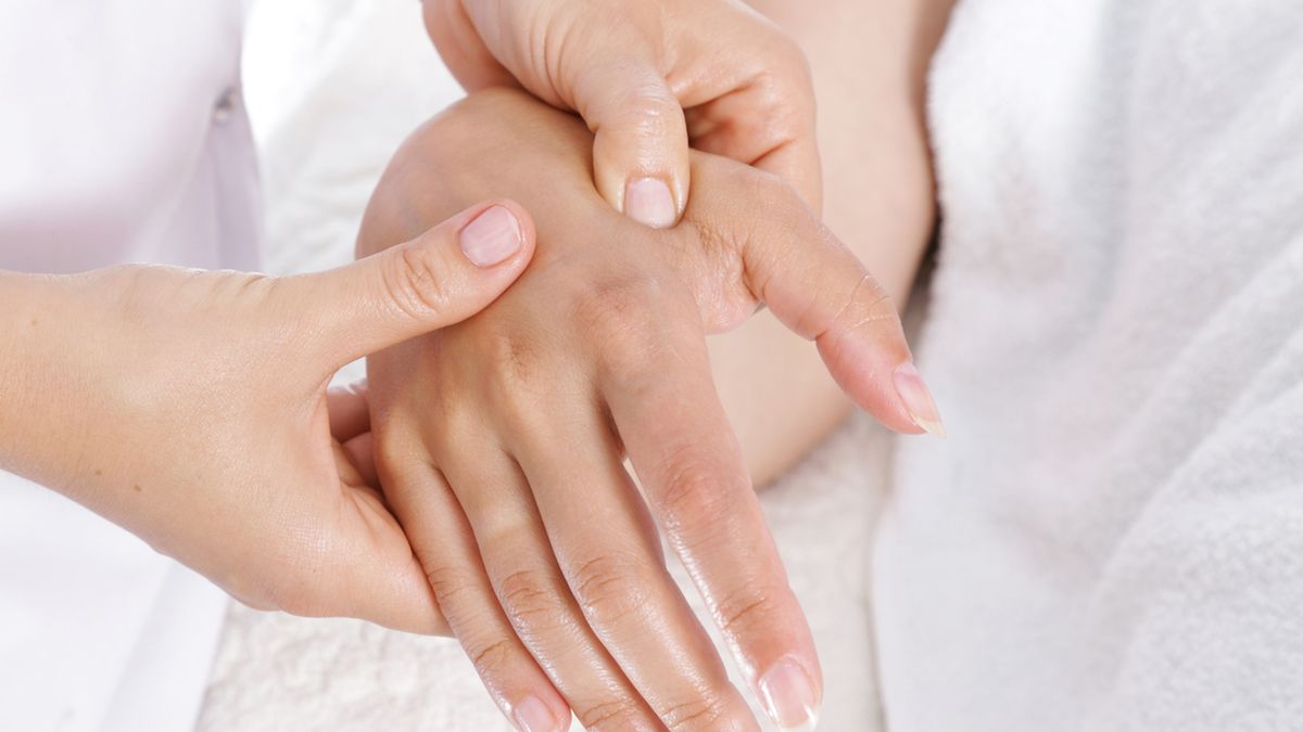 Spuchnięte palce u rąk, czyli objaw gromadzenia się nadmiernej ilości wody w tkankach, nie musi mieć związku z chorobą.