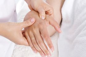 Spuchnięte palce u rąk – przyczyny, objawy i postępowanie