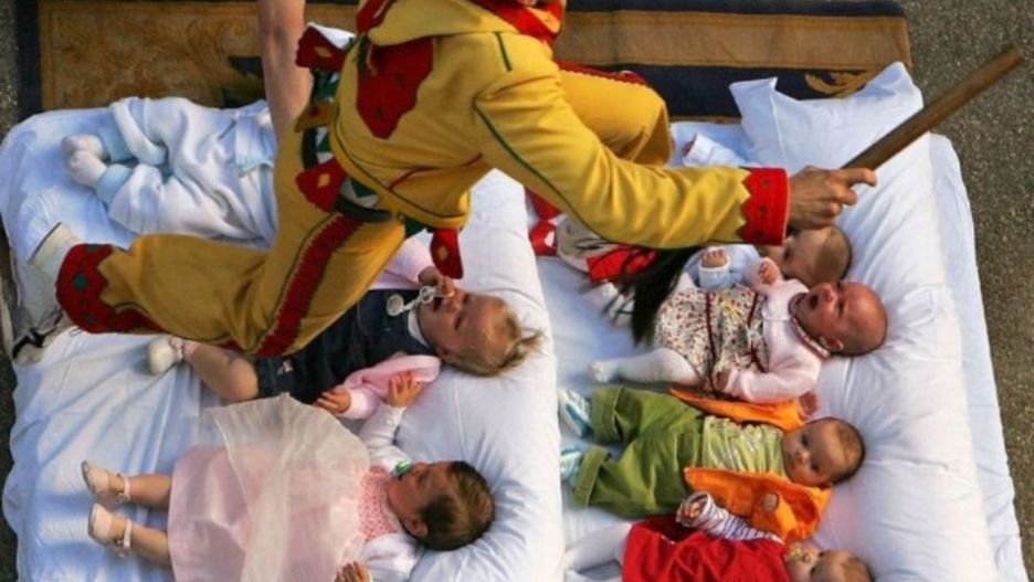 Kontrowersyjna tradycja z Hiszpanii. Diabeł skacze nad głowami niemowląt