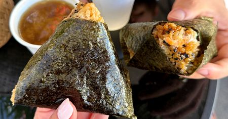 Onigiri. Japońska kanapka pełna białka, błonnika i kwasów omega-3