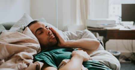 Pojawiają się po przebudzeniu. Tak może objawiać się aż 6 dolegliwości