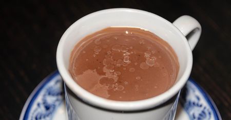Długie siedzenie szkodzi naczyniom. Zimowy napój pomaga w zapobieganiu zmianom