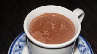 Długie siedzenie szkodzi naczyniom. Zimowy napój pomaga w zapobieganiu zmianom