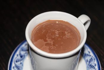 Długie siedzenie szkodzi naczyniom. Zimowy napój pomaga w zapobieganiu zmianom