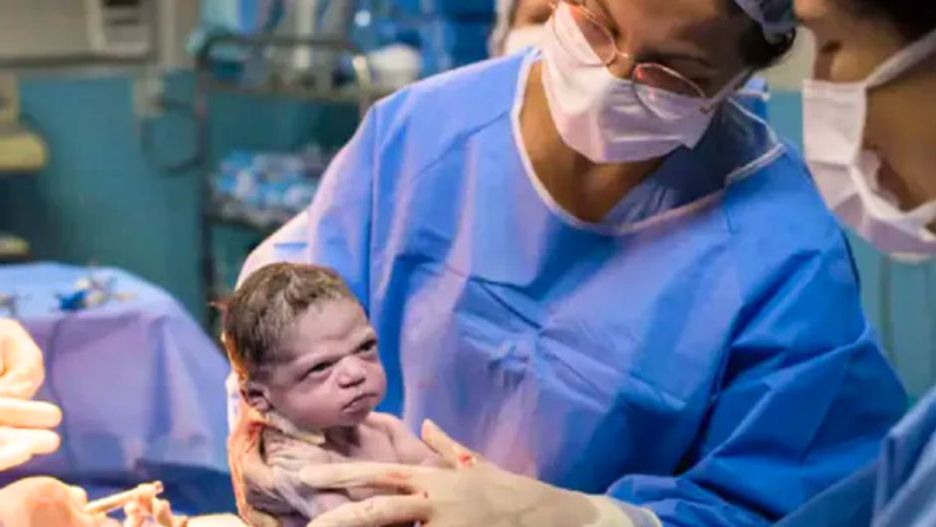 Najbardziej wkurzony noworodek świata. Dziewczynka właśnie skończyła 4 lata