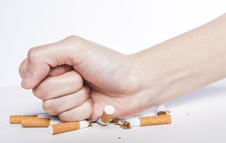 5 naparów, które pomogą rzucić ci palenie. Hamują głód nikotynowy