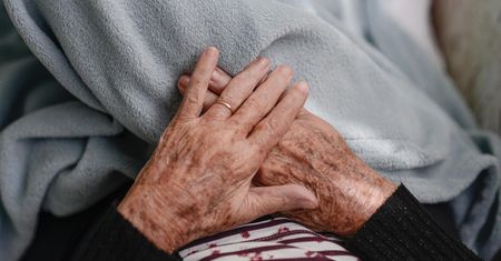 Nowy lek na alzheimera coraz bliżej w UE. Może spowalniać rozwój choroby