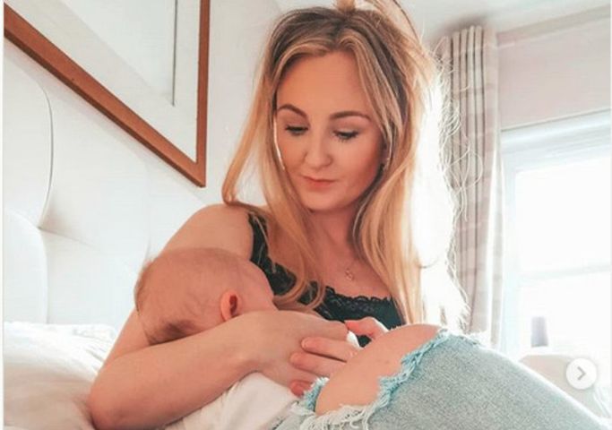 Emma podczas karmienia piersią syna