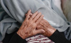 Nowy lek na alzheimera coraz bliżej w UE. Może spowalniać rozwój choroby