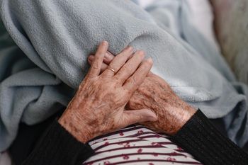 Nowy lek na alzheimera coraz bliżej w UE. Może spowalniać rozwój choroby