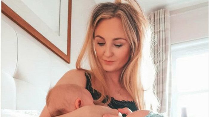 Emma podczas karmienia piersią syna