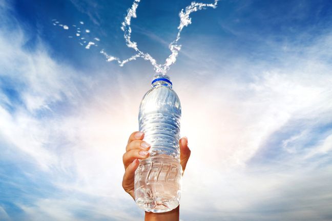 Nie tylko odwodnienie jest niebezpieczne dla zdrowia – zbyt duża ilość wody również może wywołać szereg dolegliwości