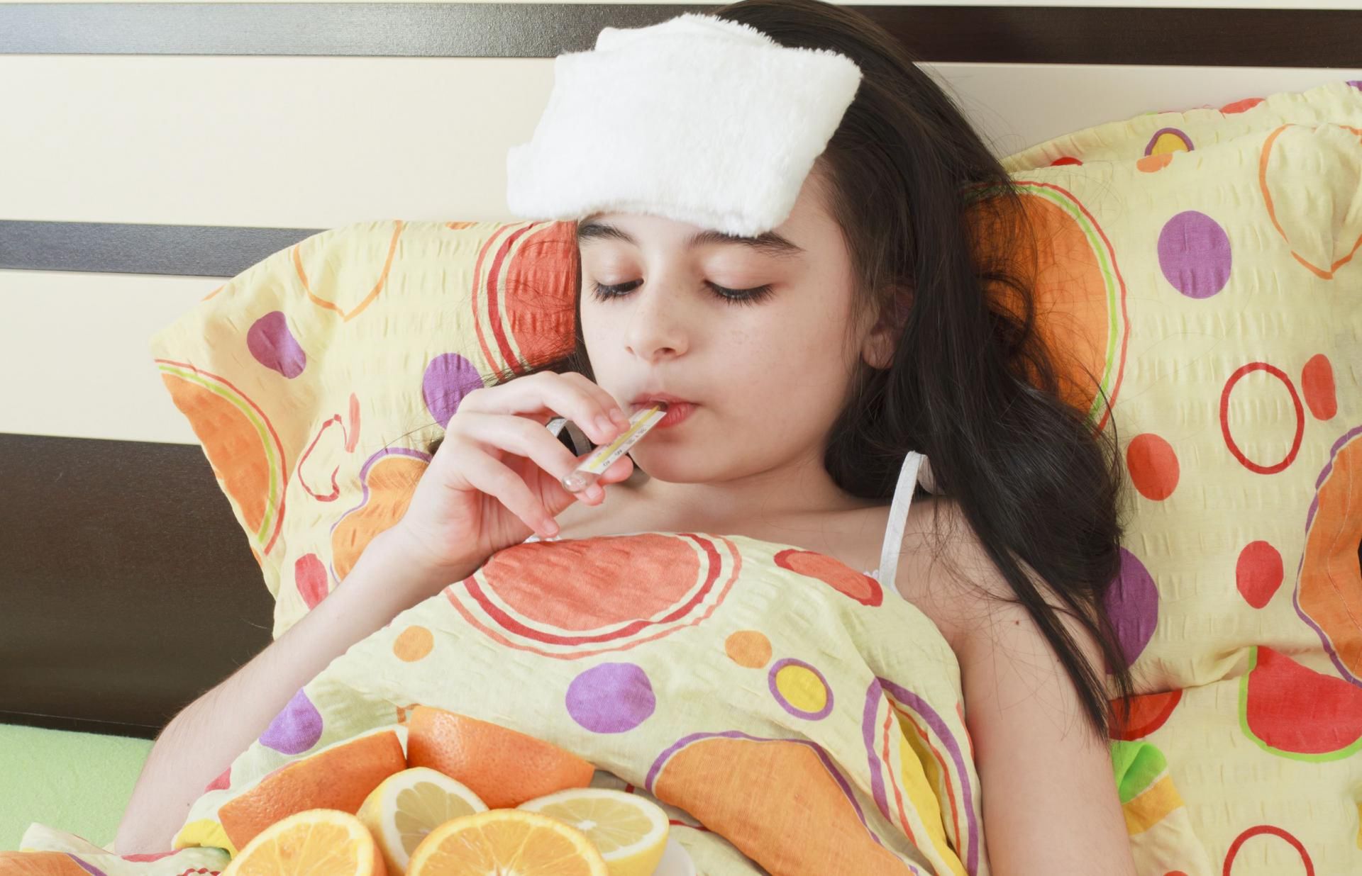 W obniżeniu gorączki pomagają chłodne okłady na czoło