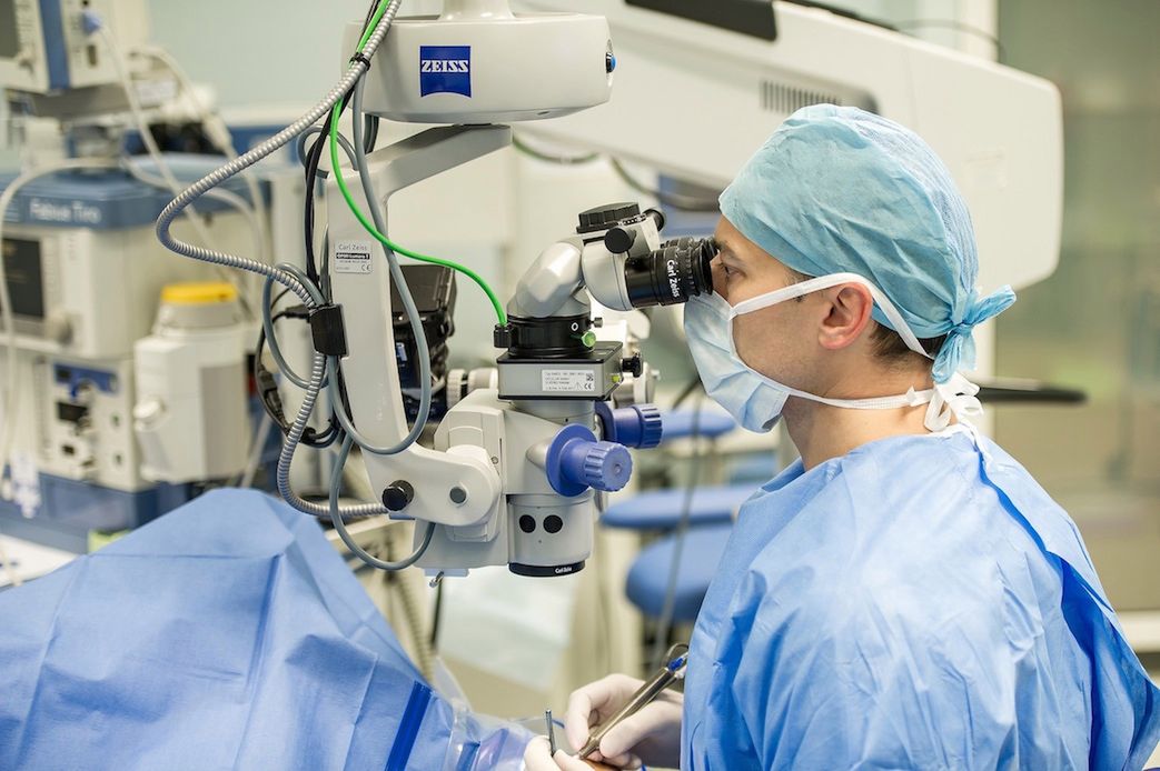 Prof. dr hab. n. med. Bartłomiej Kałużny wykonuje zabieg na zaćmę.