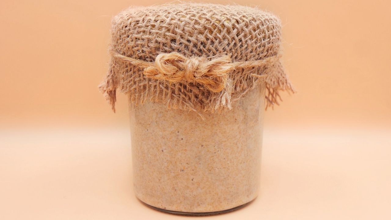 Zakwas chlebowy pod mikroskopem. Co naprawdę robi z organizmem?