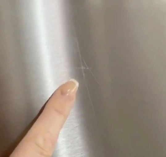 Zadrapania na lodówce