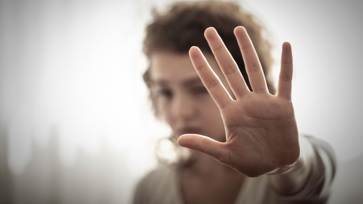 Pasywna agresja jest techniką manipulacyjną, która u partnera interakcji wywołuje dyskomfort, niepewność czy poczucie winy.