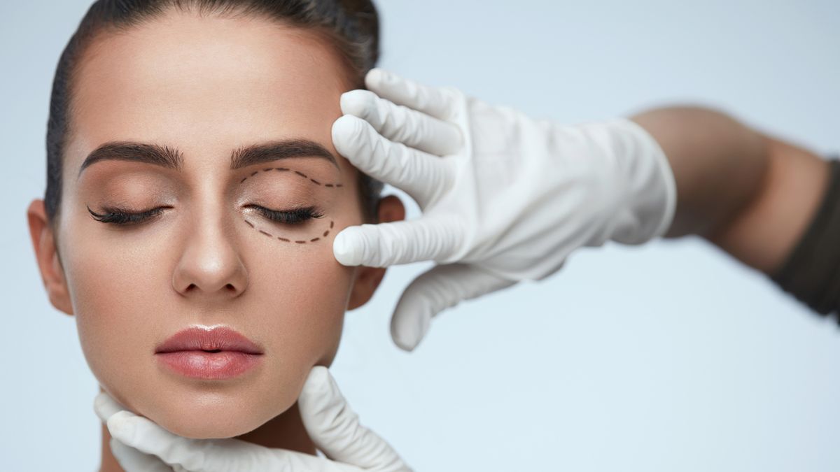 Plastyka powiek umożliwia pozbycie się nadmiaru skóry z okolic oczu.