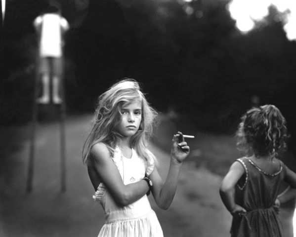Na zdjęciu "Candy Cigarette" amerykańska fotografka pokazała własną córkę