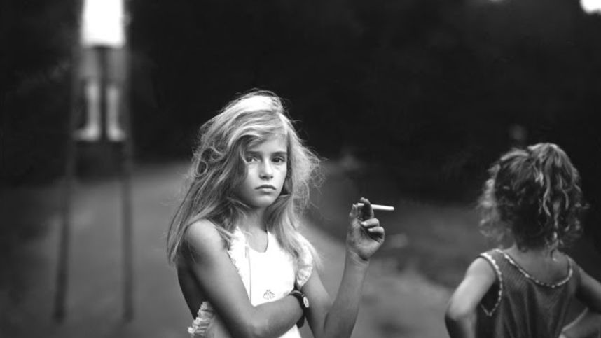 Na zdjęciu "Candy Cigarette" amerykańska fotografka pokazała własną córkę