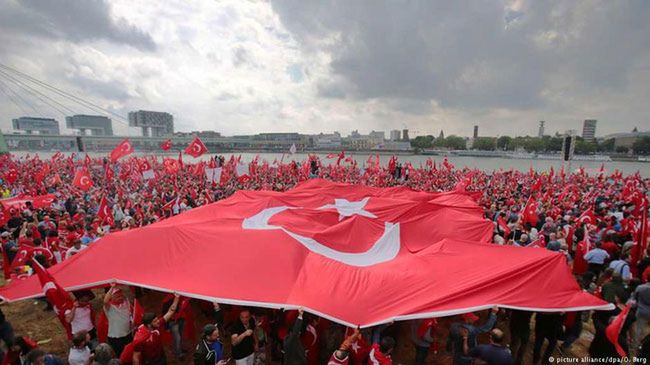 Demonstracja niemieckich Turków w Kolonii