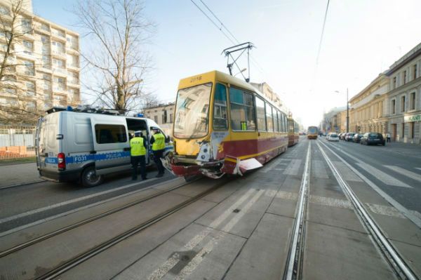 Tramwaj zderzył się z samochodem w Łodzi. Świadek: pasażerowie poinformowali, że doszło do zderzenia