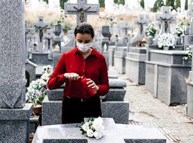 Jak nie zarazić się koronawirusem na cmentarzu? Wskazówki