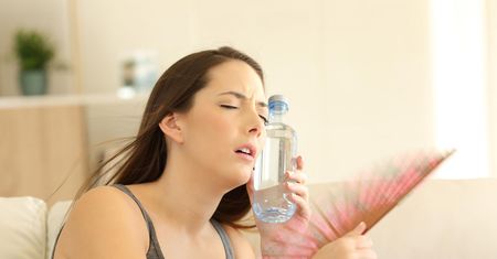 Uderzenia gorąca nie tylko przy menopauzie. Sprawdź, kiedy jeszcze się pojawiają