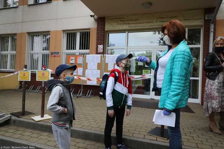 Pierwszy dzień w szkole dzieci z klas I-III po przerwie związanej z epidemią 