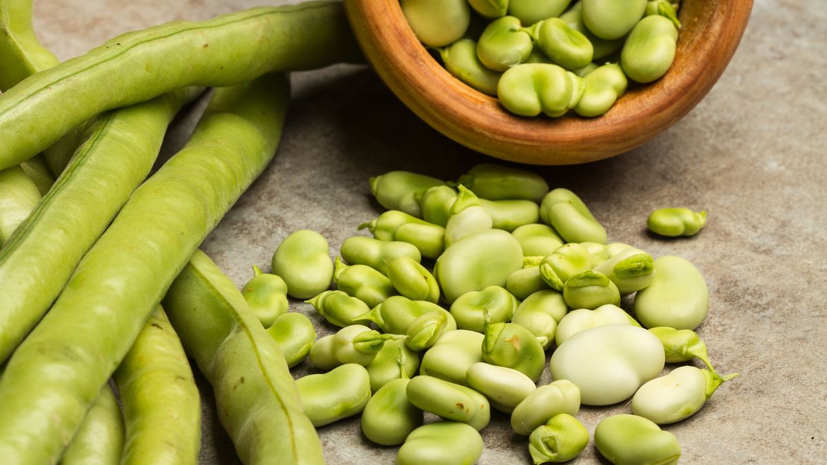 Bób to warzywo strączkowe, które zawiera wiele cennych witamin i składników odżywczych.