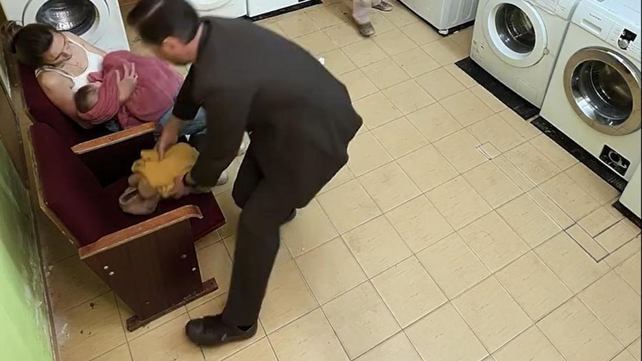 Kobieta zasnęła w pralni. Monitoring nagrał zachowanie obcej pary