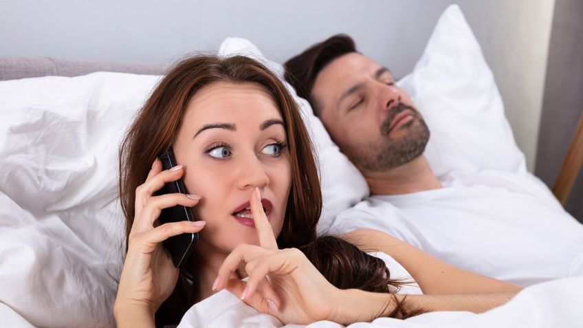 Zdrada emocjonalna obejmuje zachowania pozaseksualne, polegające na okazywaniu zainteresowania i troszczeniu się o osobę inną niż partner życiowy.