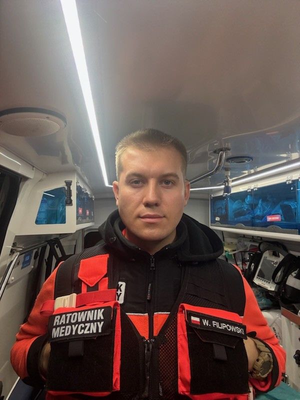 Ratownik Wiktor Filipowski ostrzega o ryzyku związanym ze spożywaniu alkoholu na mrozie