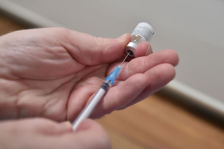 Przyjęcie szczepionki nie zwalnia z noszenia maseczki